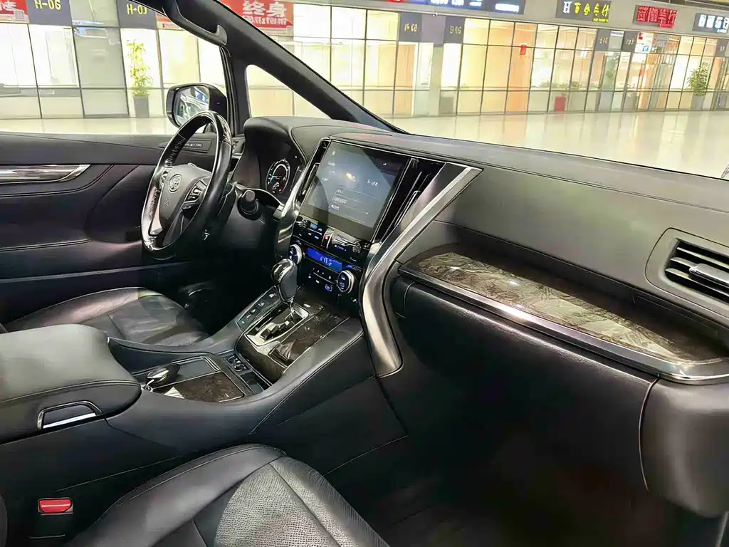 Toyota Alphard 2023 — фото 14