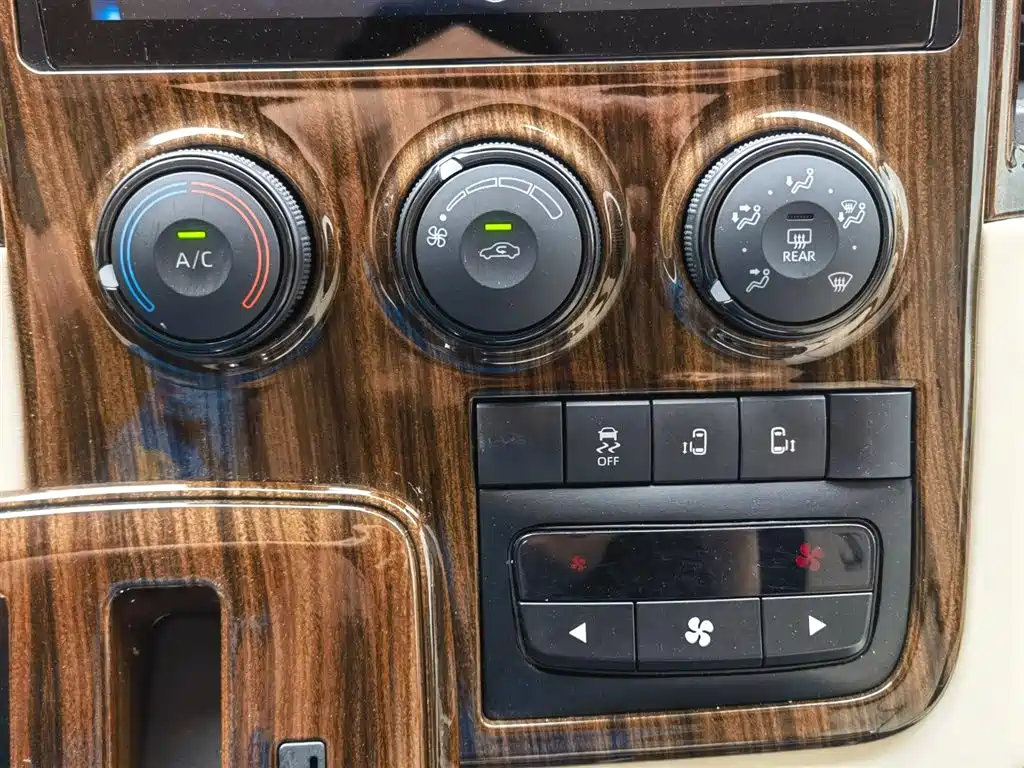 Toyota Hiace 2023 — фото 15
