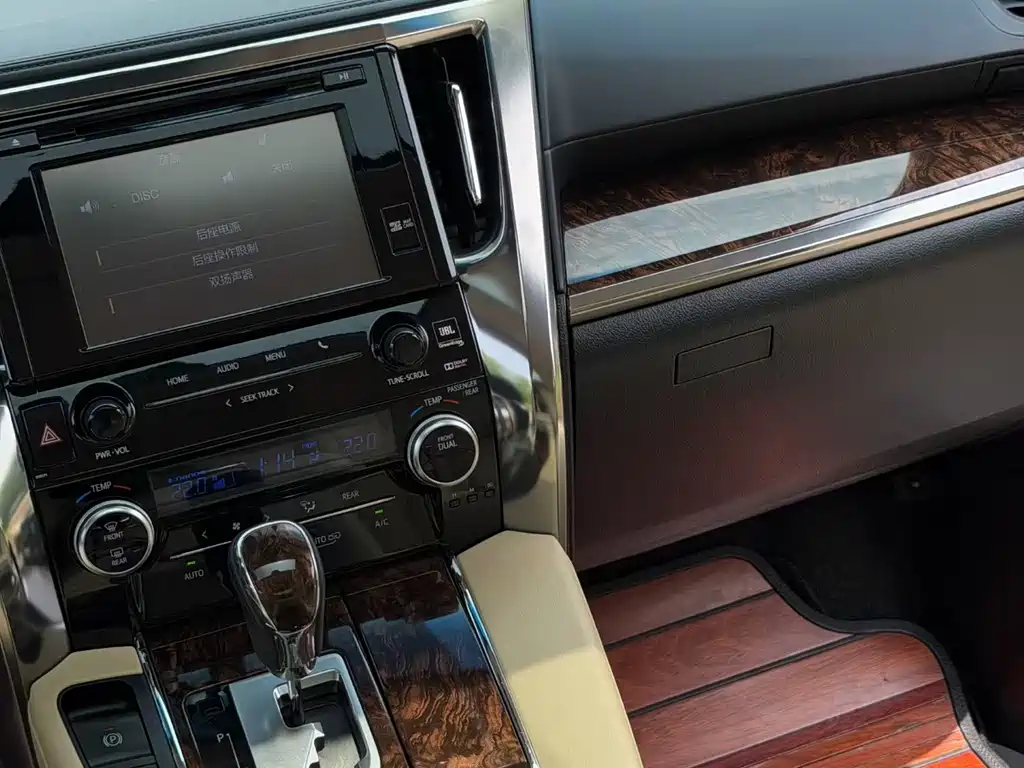 Toyota Alphard 2018 — фото 8
