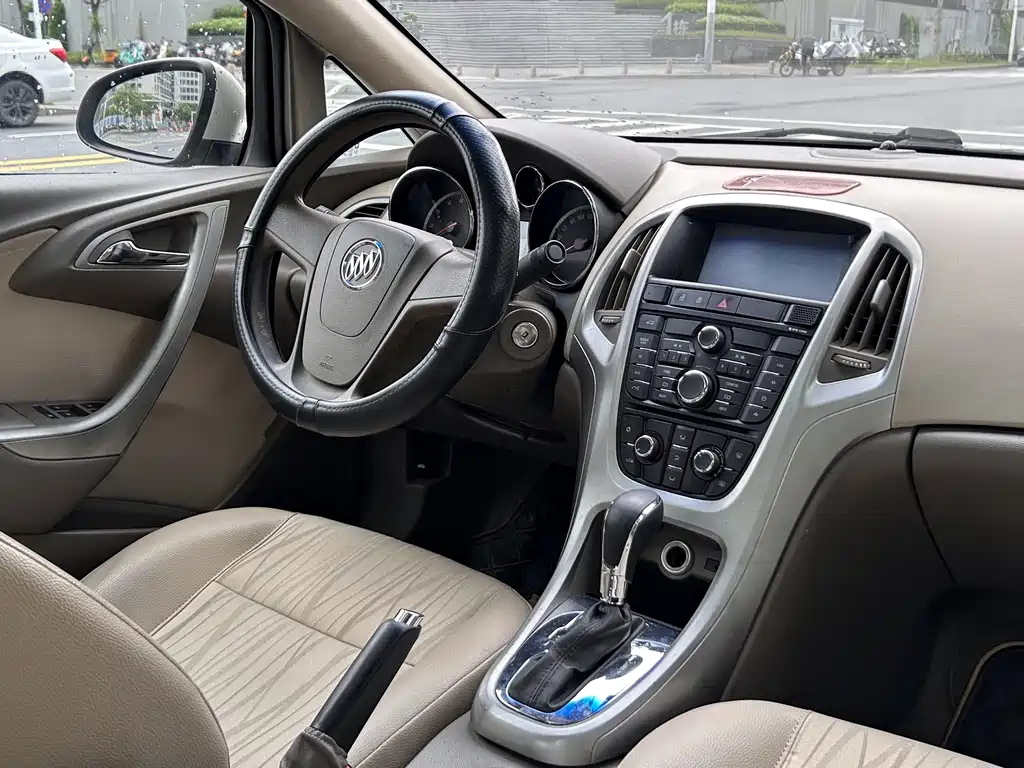 Buick Excelle 2013 — фото 11