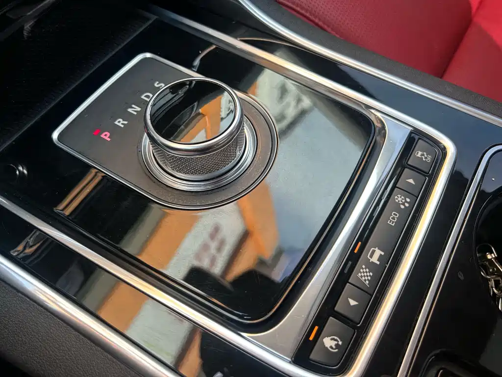 Jaguar XE 2016 — фото 40