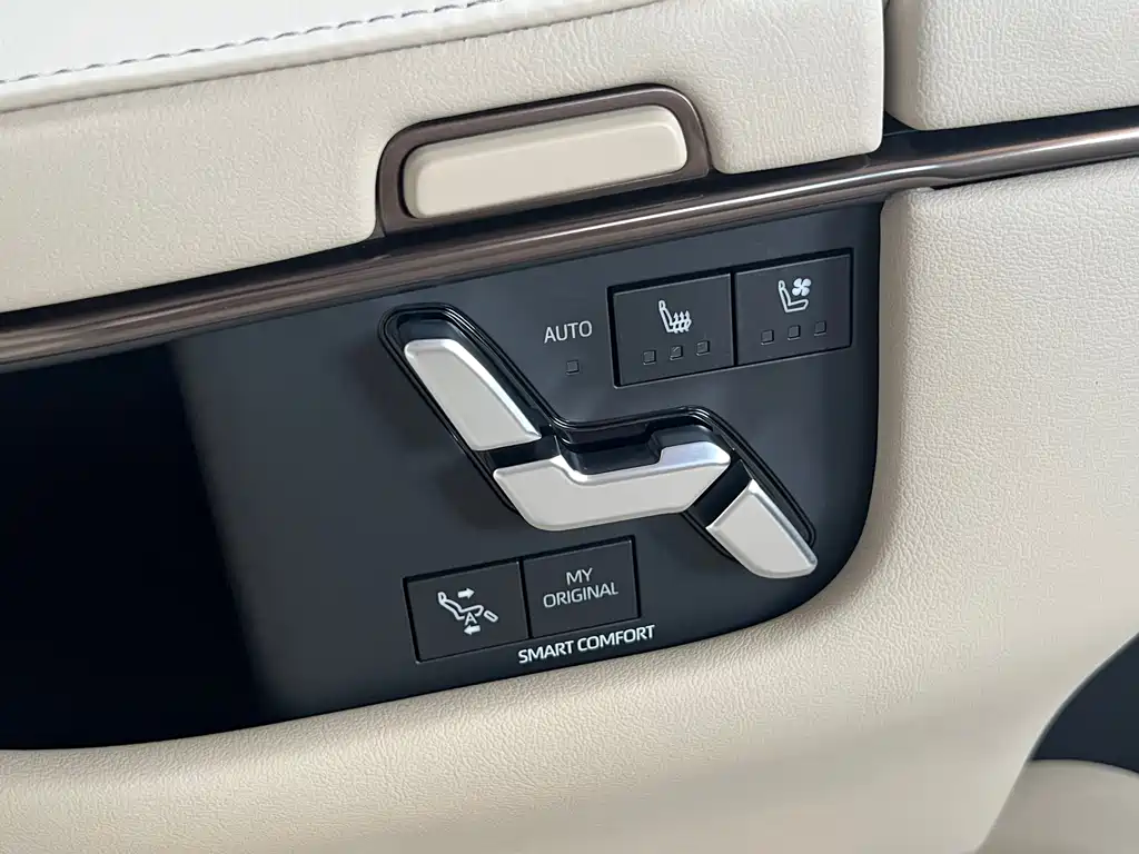 Toyota Alphard — фото 12