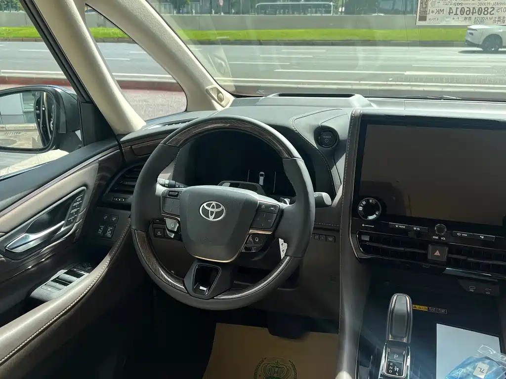 Toyota Alphard — фото 7