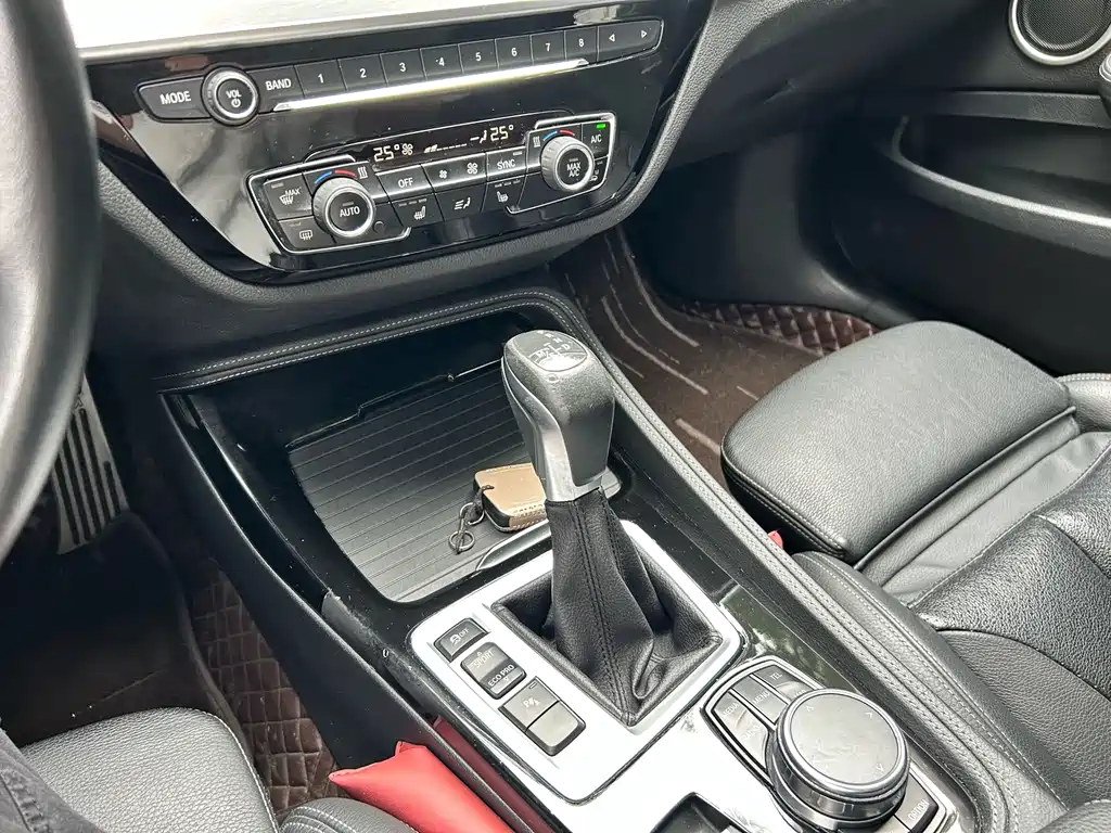 BMW 1 Series 2018 — фото 13