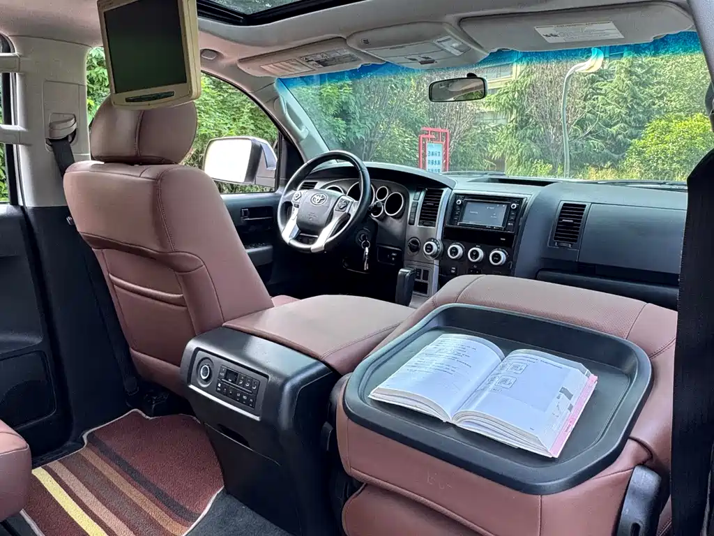 Toyota Sequoia 2016 — фото 15