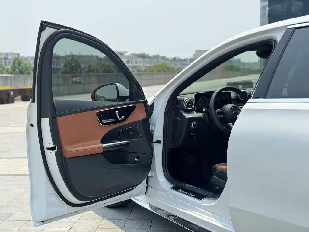 Mercedes-Benz C-Class 2023 — фото 10