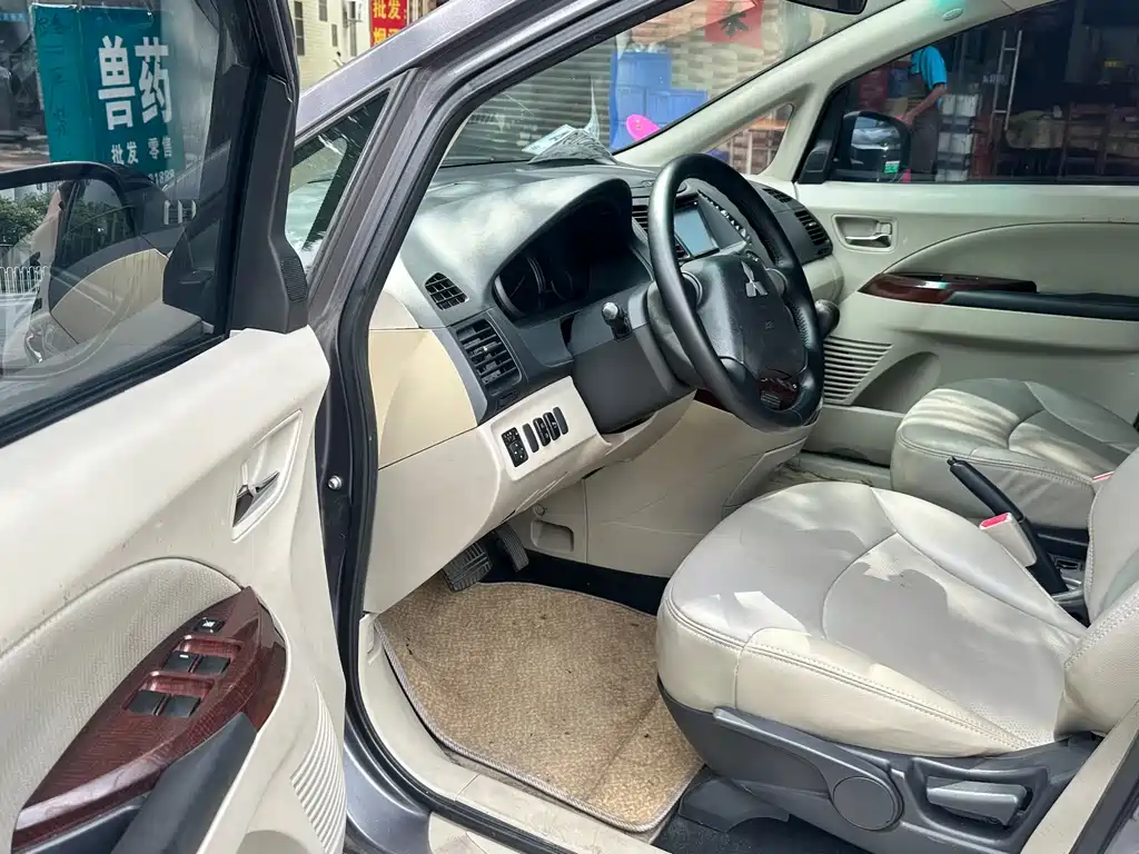 Mitsubishi Grandis 2011