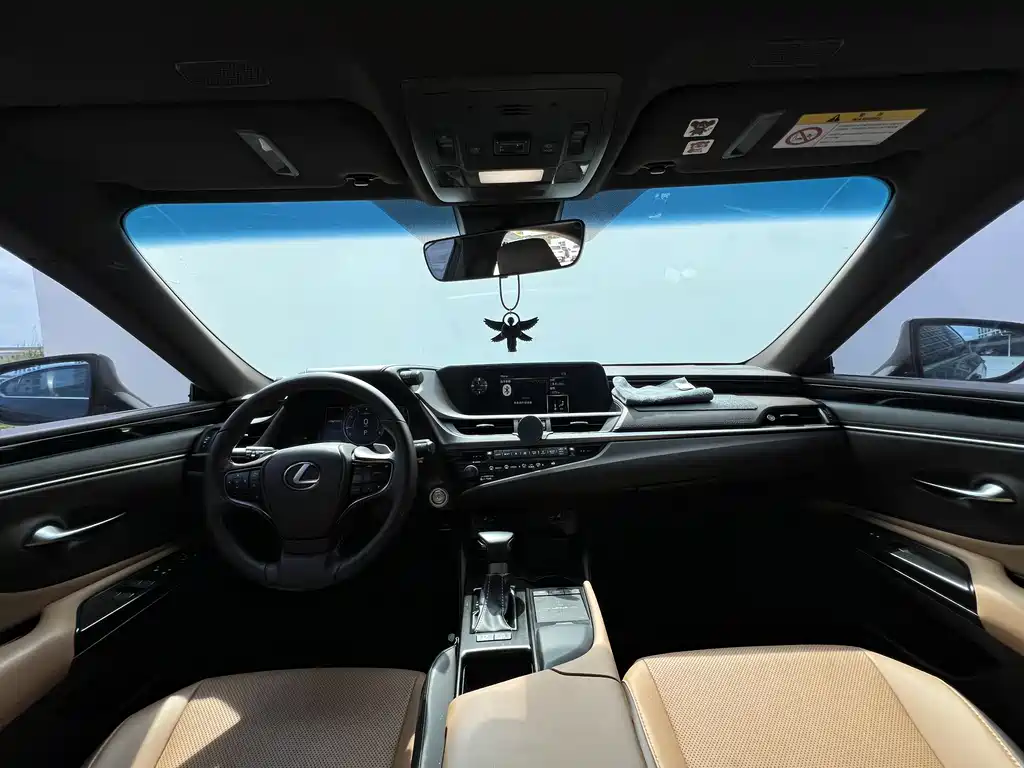 Lexus ES 2020