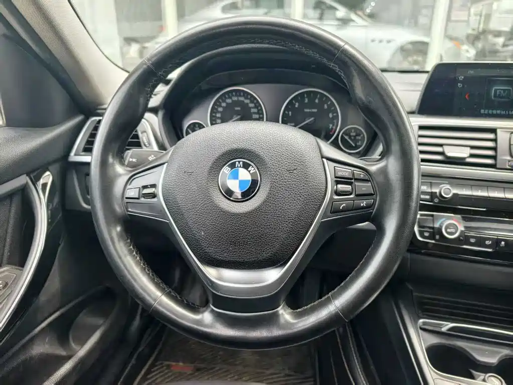BMW 3 Series 2018 — фото 10