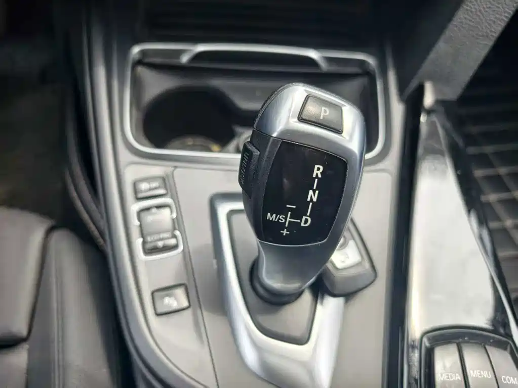 BMW 3 Series 2018 — фото 9