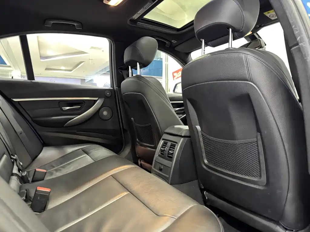 BMW 3 Series 2018 — фото 12