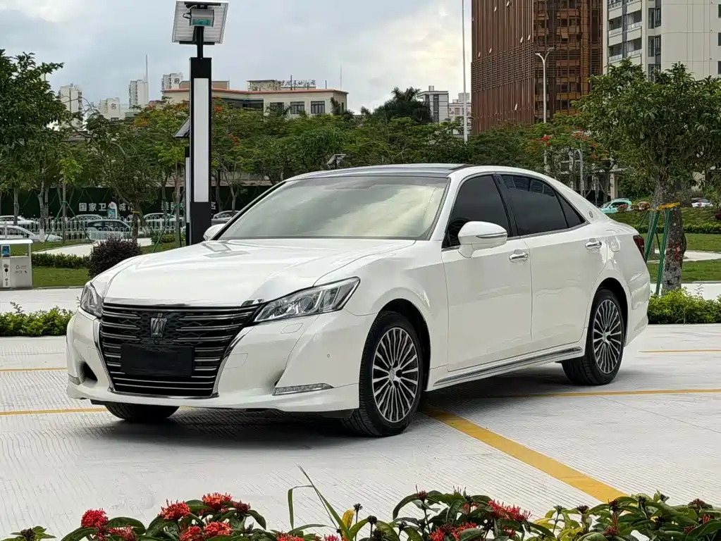 Toyota Crown 2018 — фото 1