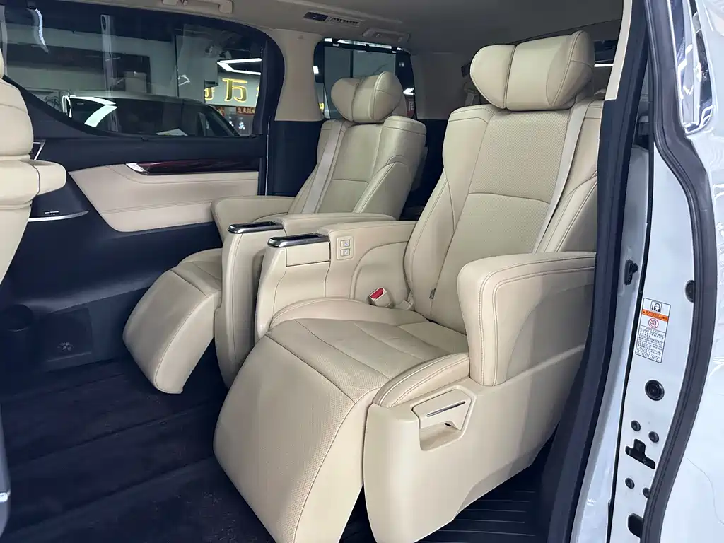 Toyota Alphard 2017 — фото 11