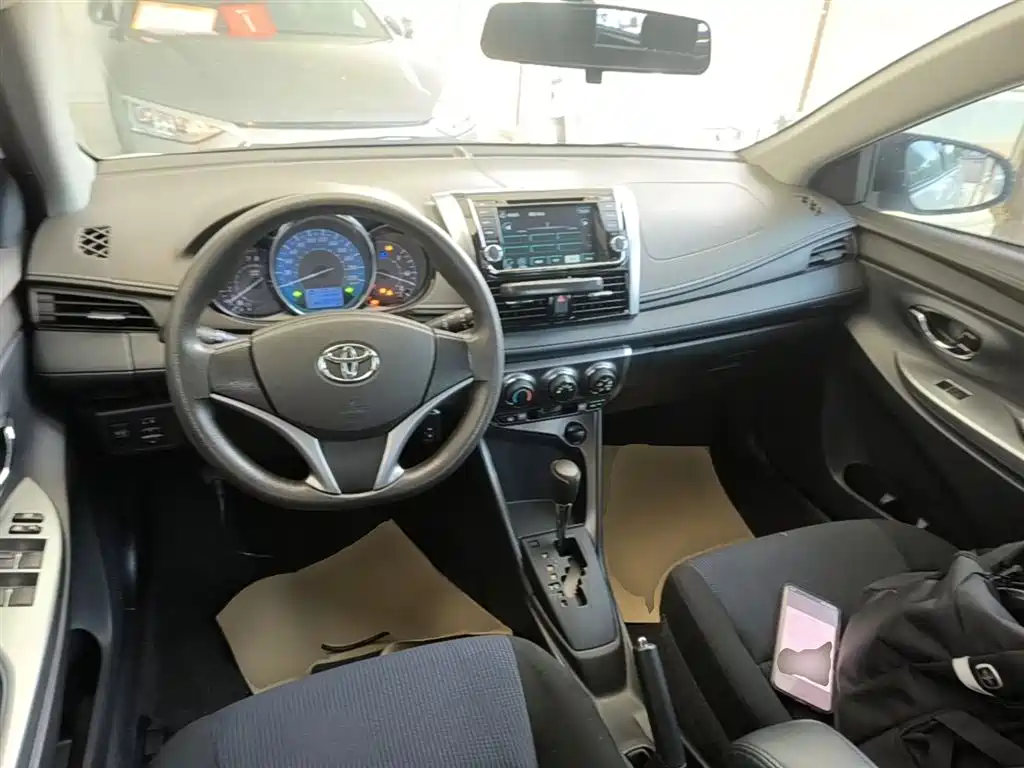 Toyota Yaris L 2015 — фото 10