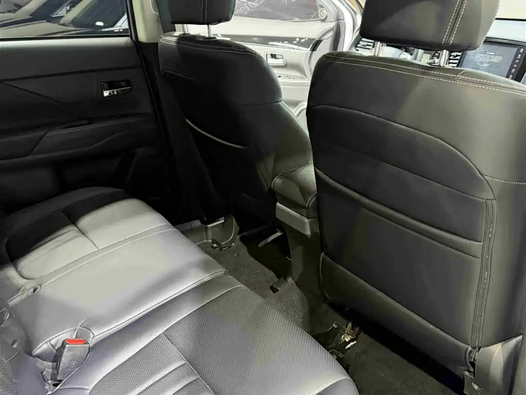 Mitsubishi Outlander 2022 — фото 11