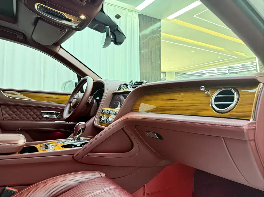 Bentley Bentayga 2021 — фото 14