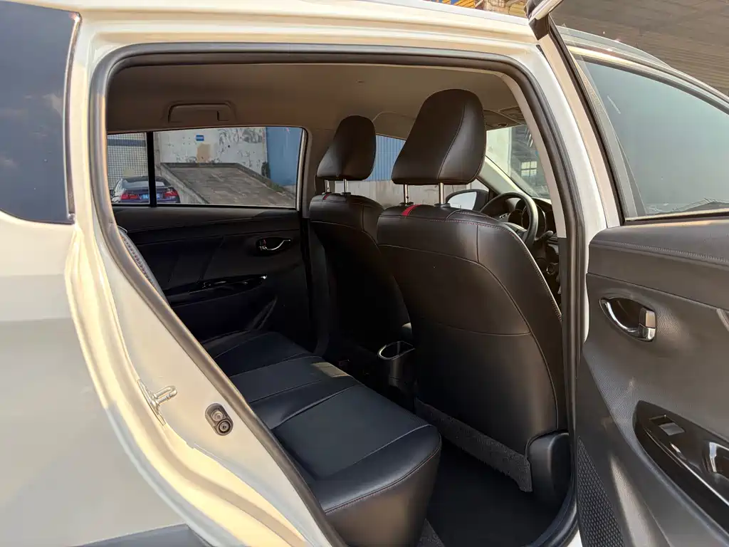 Toyota Yaris L 2022 — фото 10