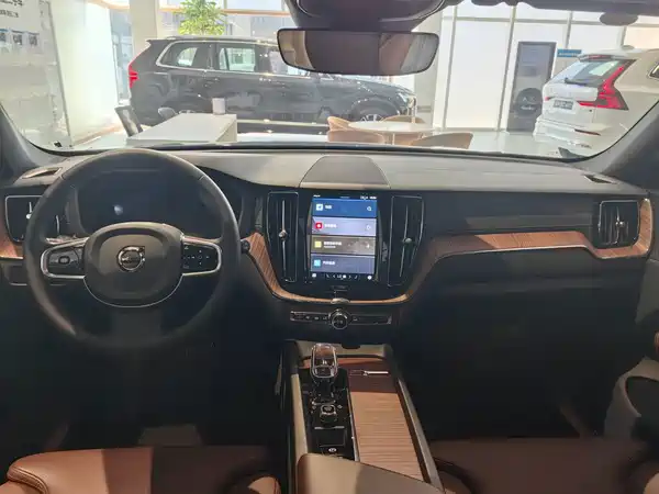 Volvo XC60 2025