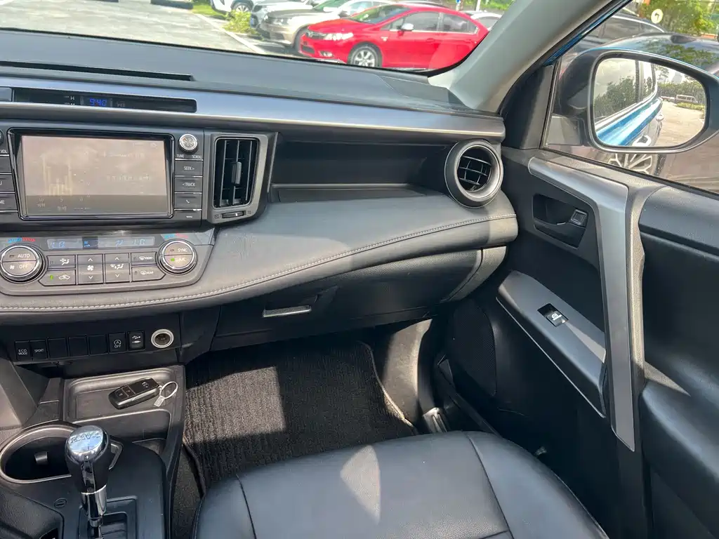 Toyota RAV4 2017 — фото 16