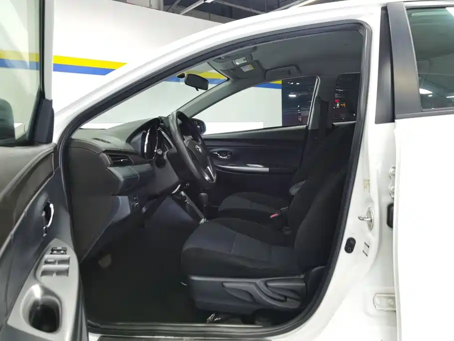 Toyota Yaris L 2015 — фото 9