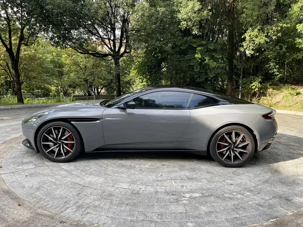 Aston Martin DB11 2019 — фото 8