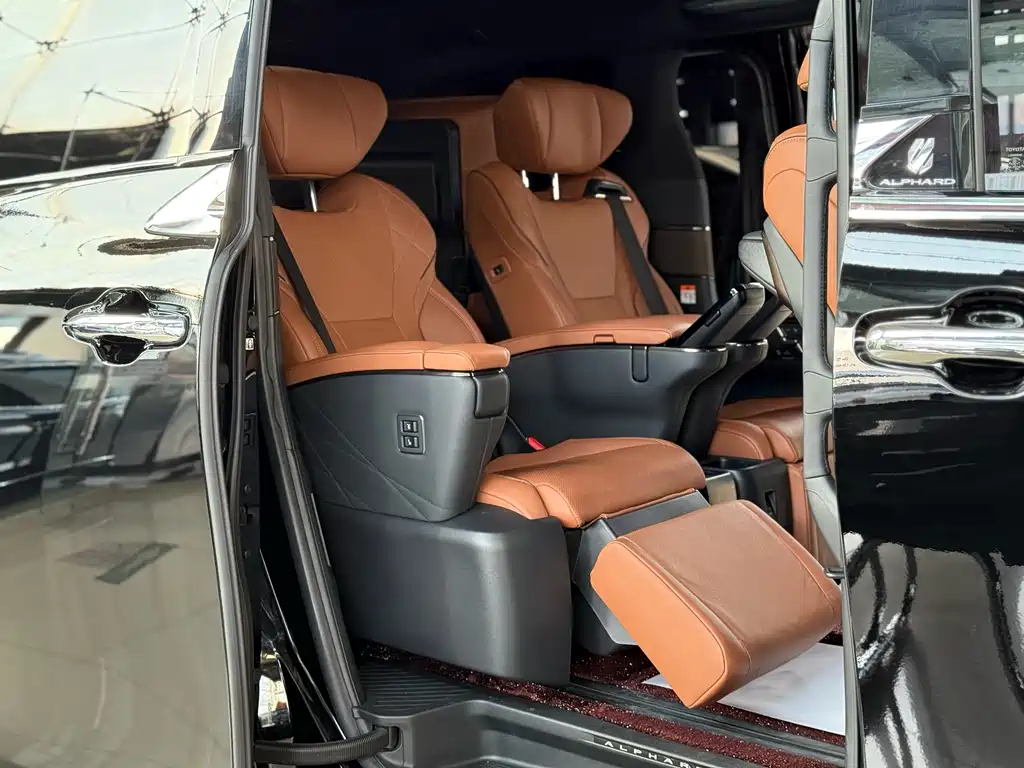 Toyota Alphard 2024 — фото 19