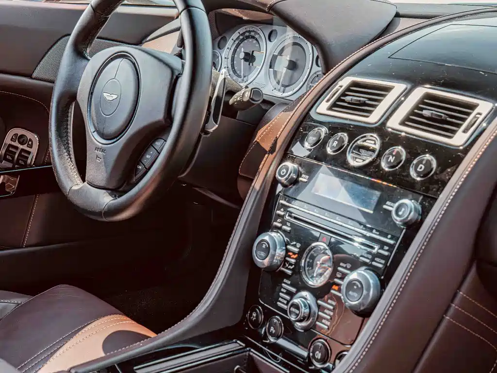 Aston Martin V8 Vantage 2014 — фото 15