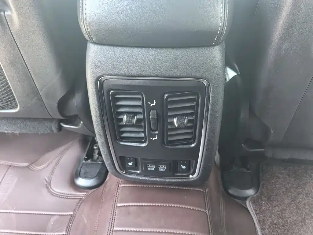 Jeep Grand Cherokee 2015 — фото 18