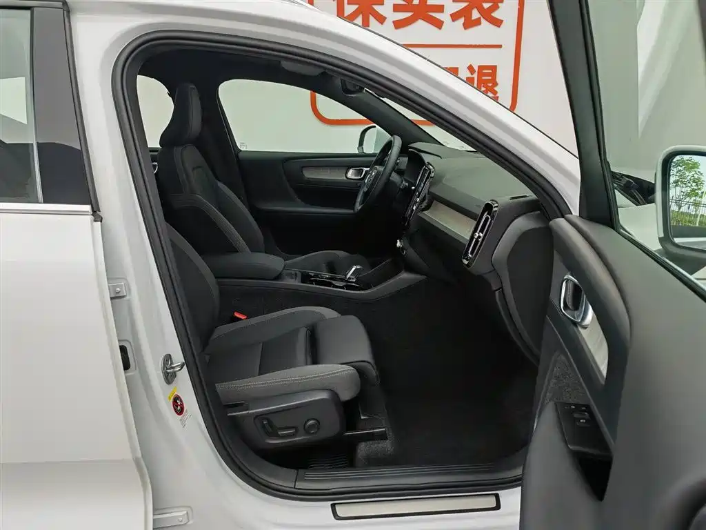 Volvo XC40 2023 — фото 23