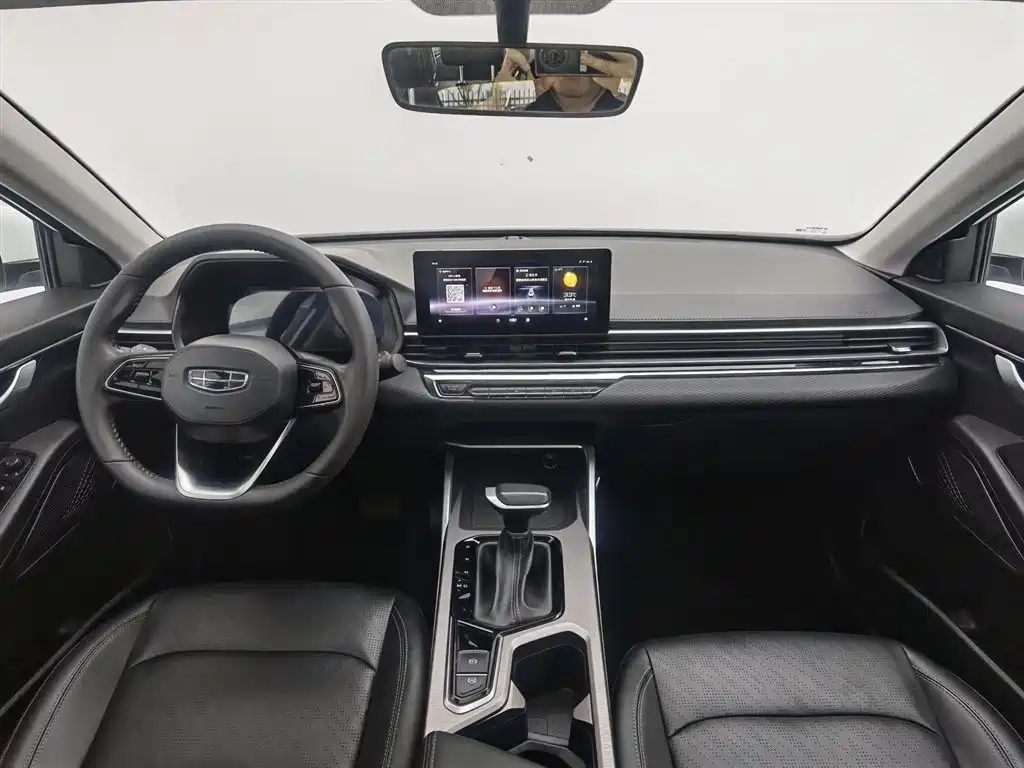 Geely Emgrand 2022