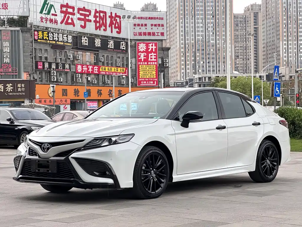 Toyota Camry 2023 — фото 1