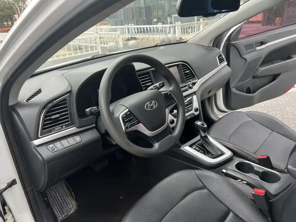 Hyundai Elantra 2017 — фото 8