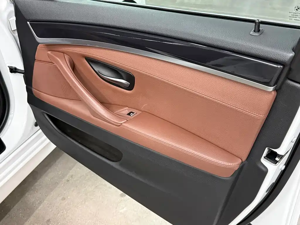 BMW 5 Series 2017 — фото 12