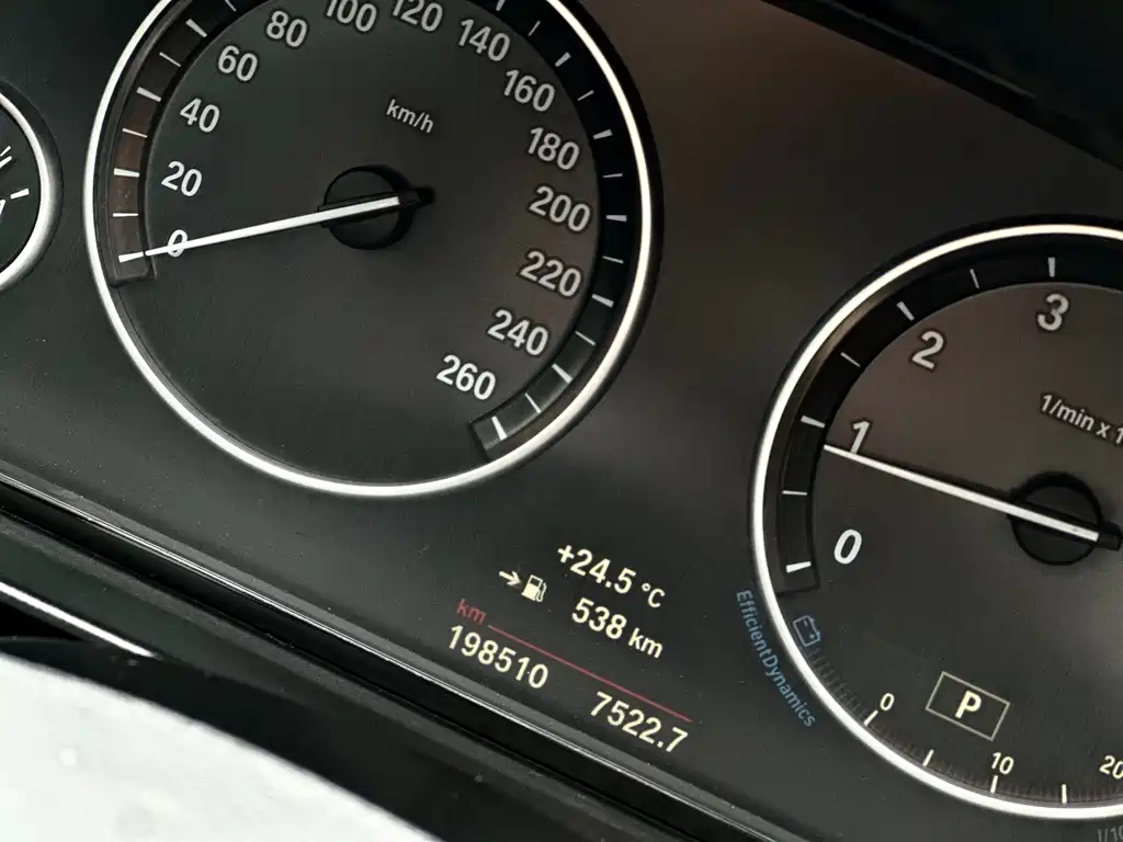 BMW 5 Series 2015 — фото 16