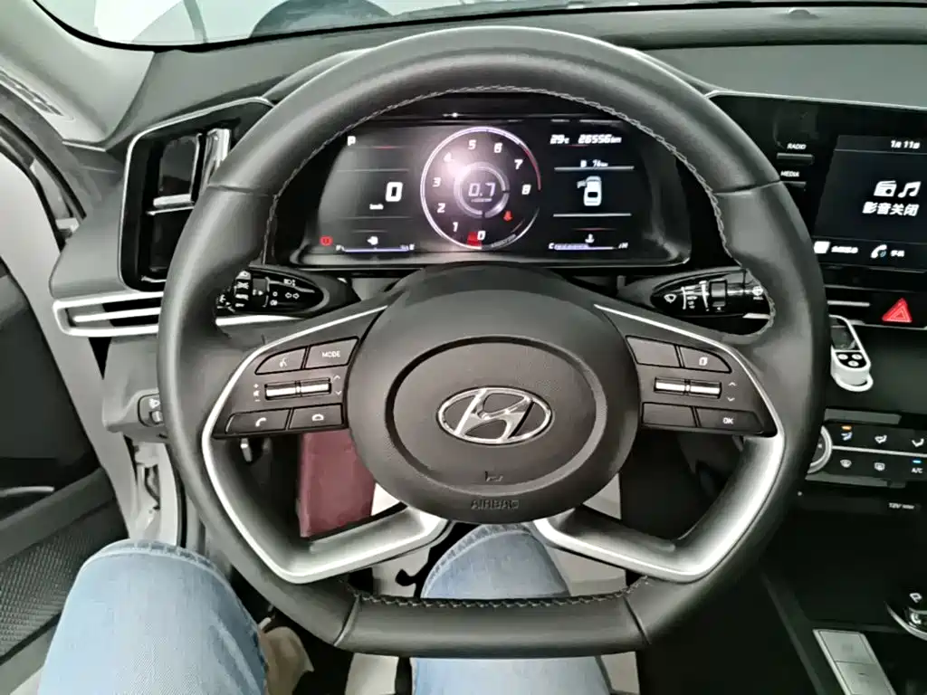 Hyundai Elantra 2023 — фото 11