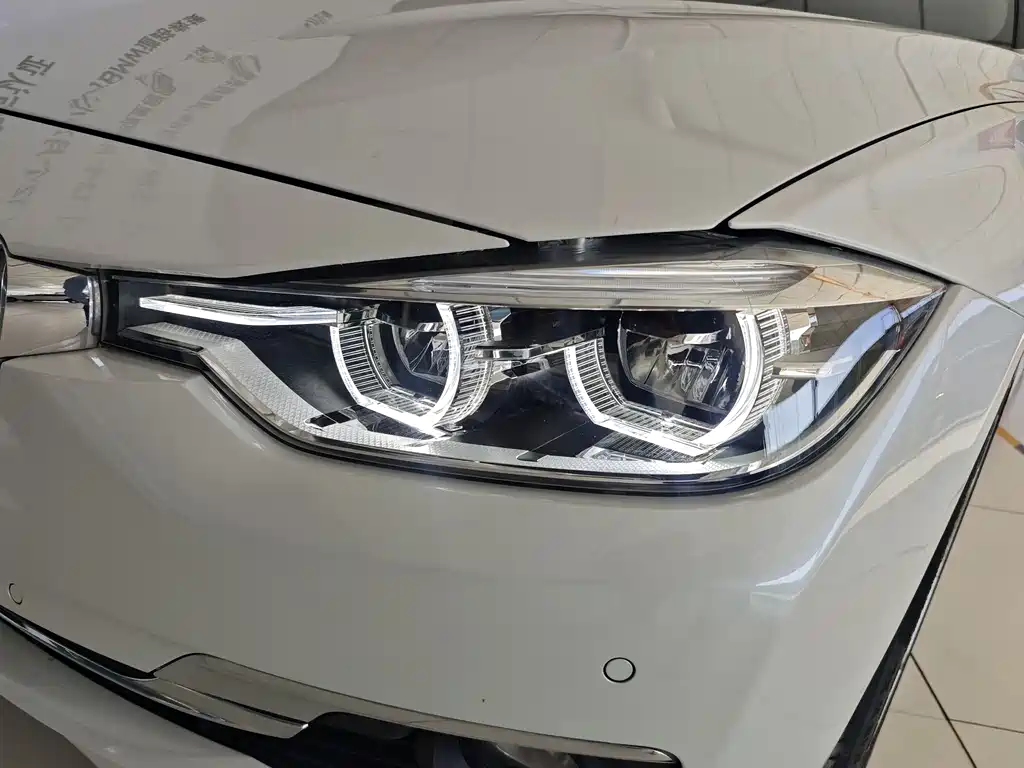 BMW 3 Series 2018 — фото 26