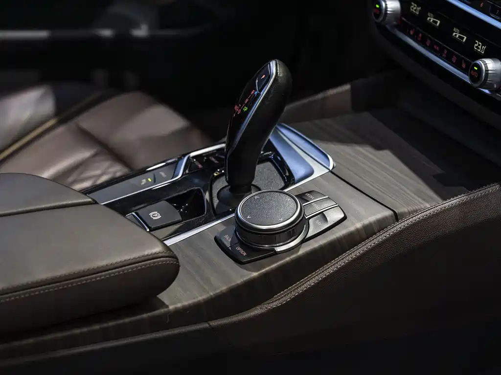 BMW 5 Series New Energy 2019 — фото 19