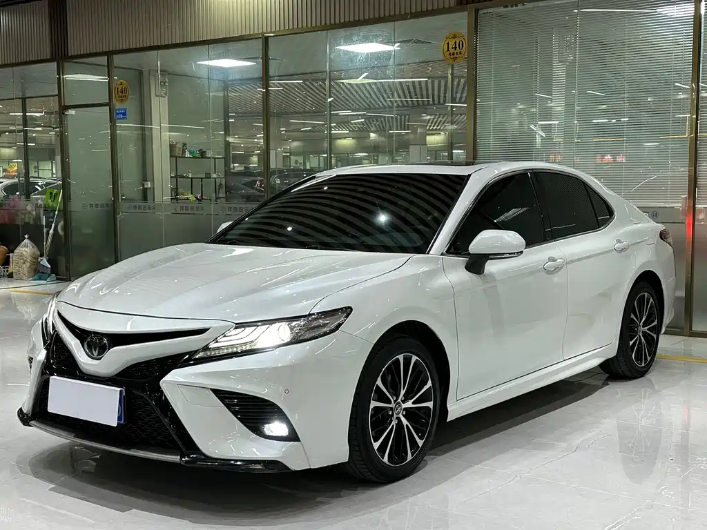 Toyota Camry 2021 — фото 1