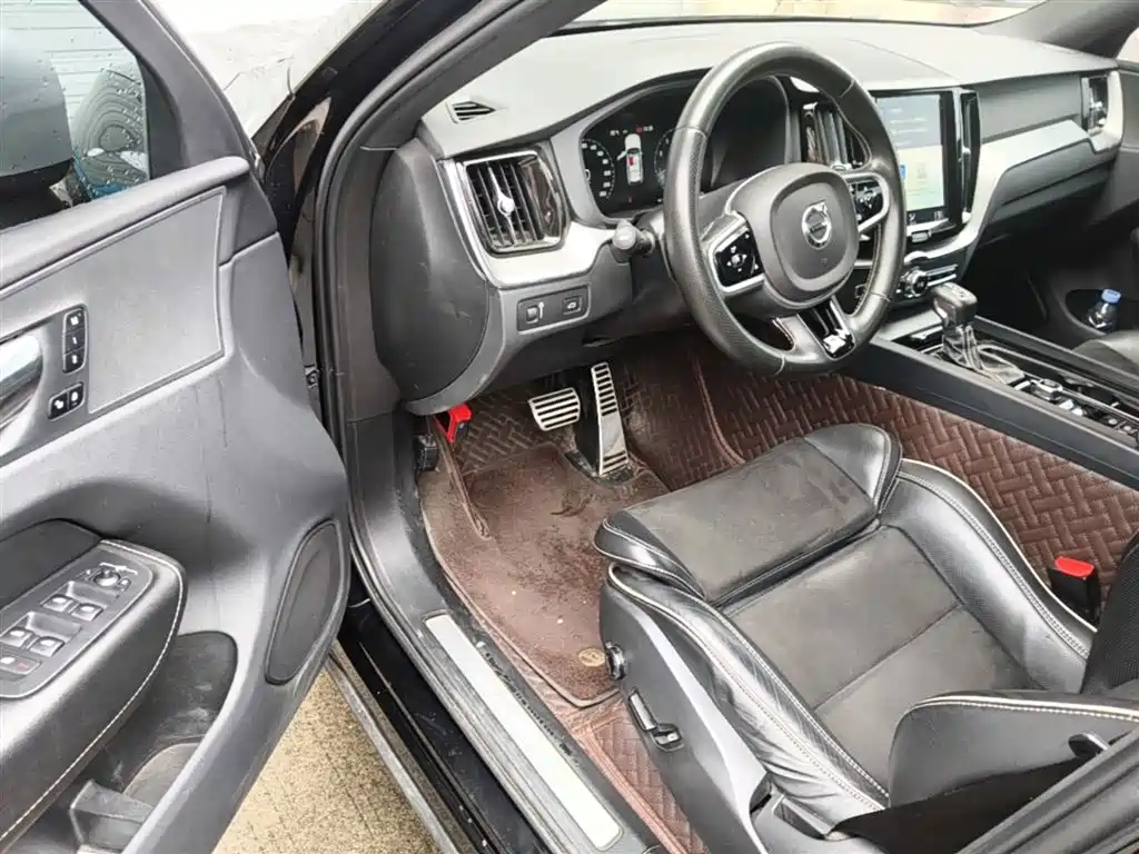 Volvo XC60 2018 — фото 16