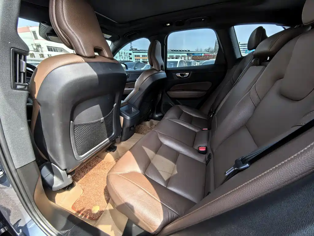 Volvo XC60 2023 — фото 14