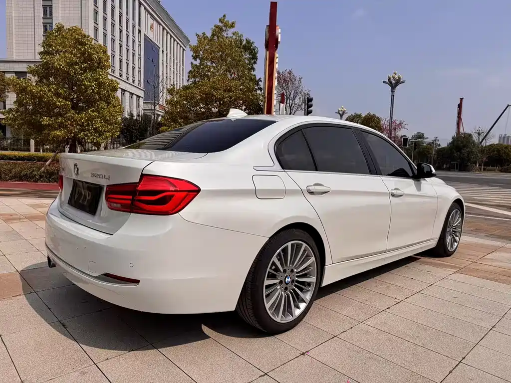 BMW 3 Series 2018 — фото 9