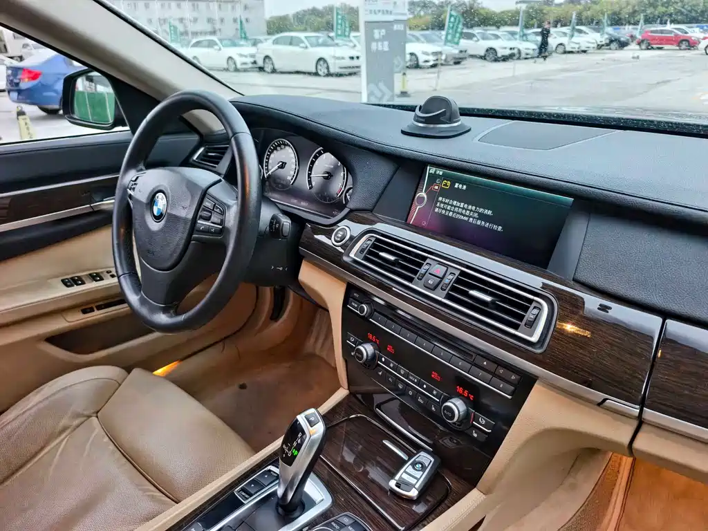 BMW 7 Series 2011 — фото 17