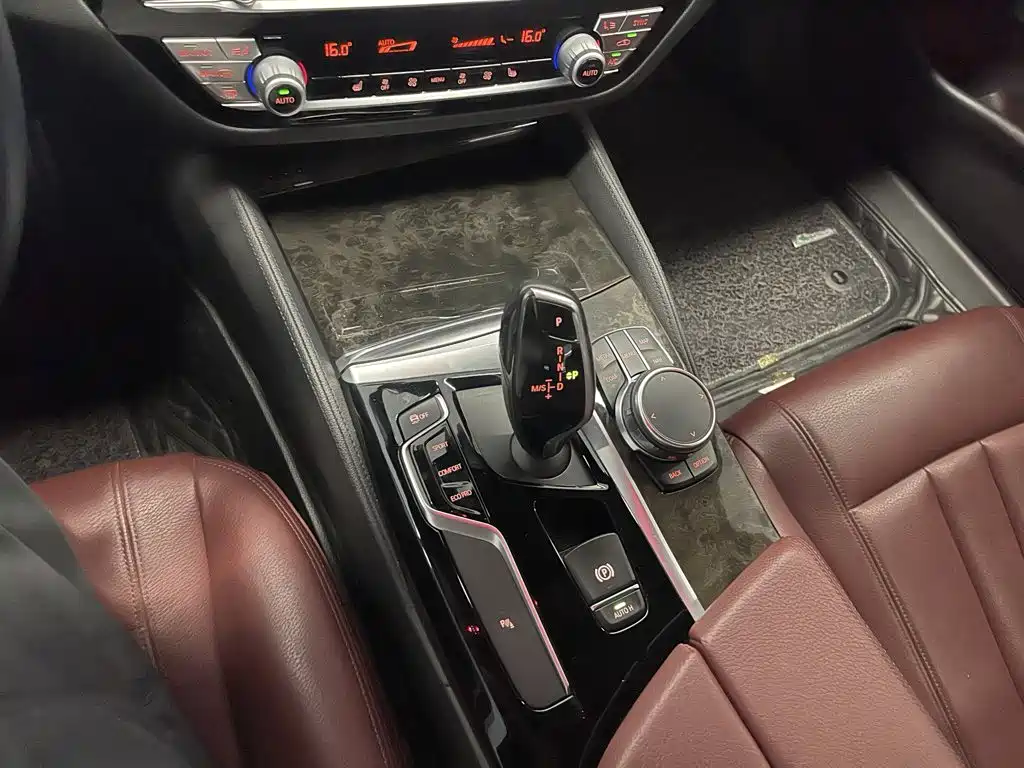 BMW 5 Series 2018 — фото 19