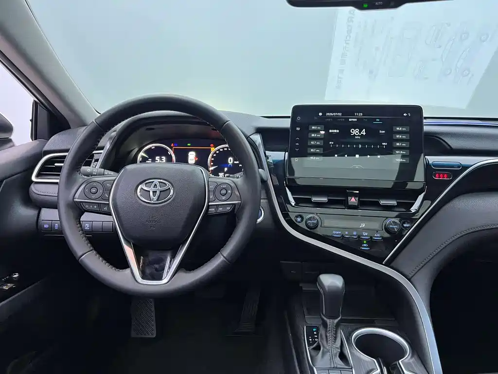 Toyota Camry 2023 — фото 14