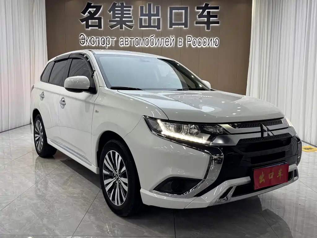 Mitsubishi Outlander 2022 — фото 2