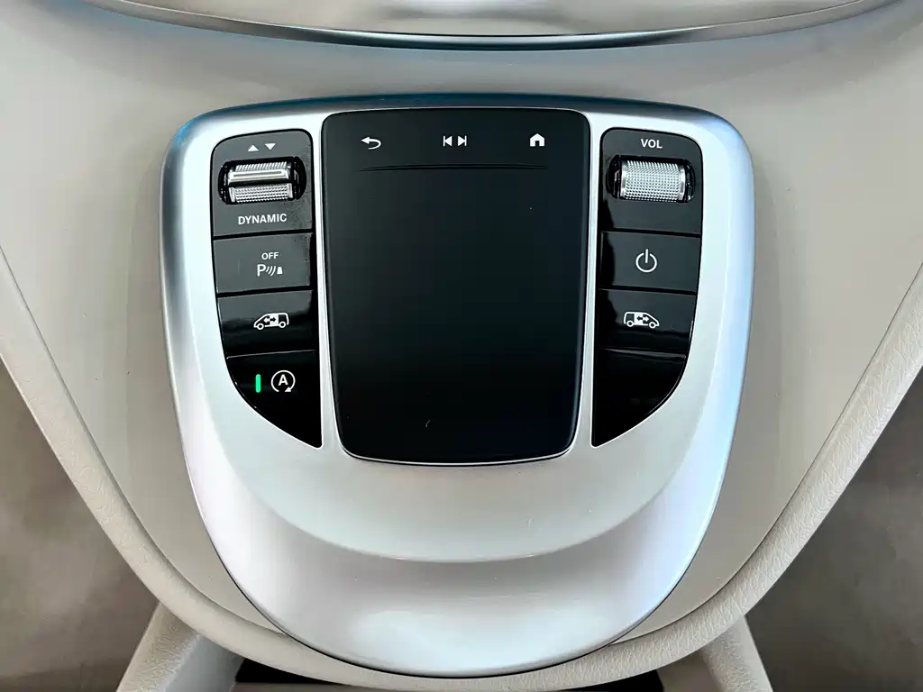 Mercedes-Benz V-Class 2023 — фото 17