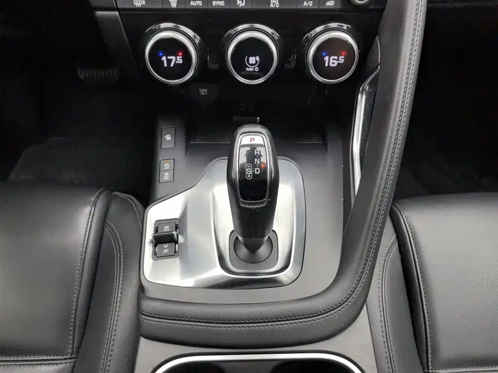 Jaguar E-PACE 2021 — фото 13