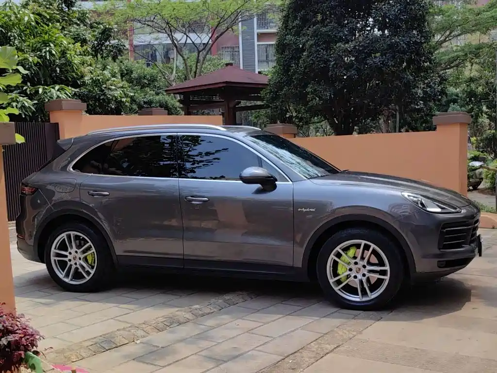 Porsche Cayenne Hybrid 2021 — фото 13