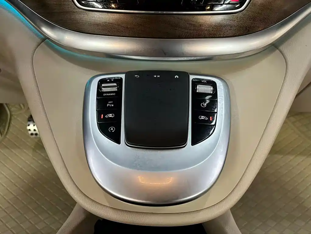 Mercedes-Benz V-Class 2022 — фото 12