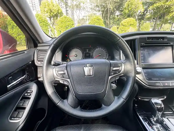 Toyota Crown 2015